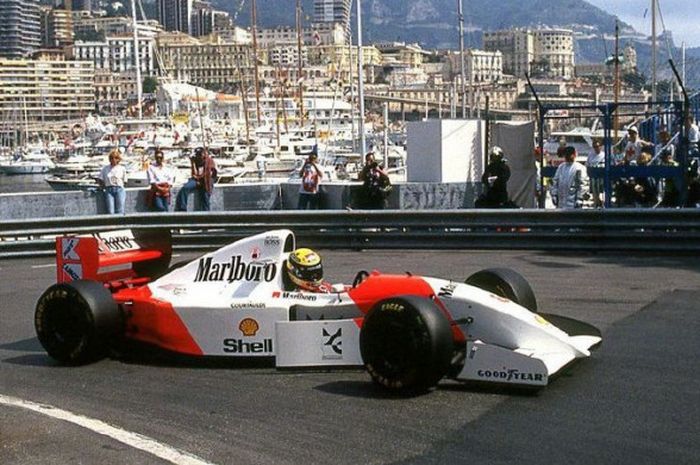 Legenda Formula 1 asal Brasil, Ayrton Senna, memacu mobil pada salah satu balapan musim 1993.