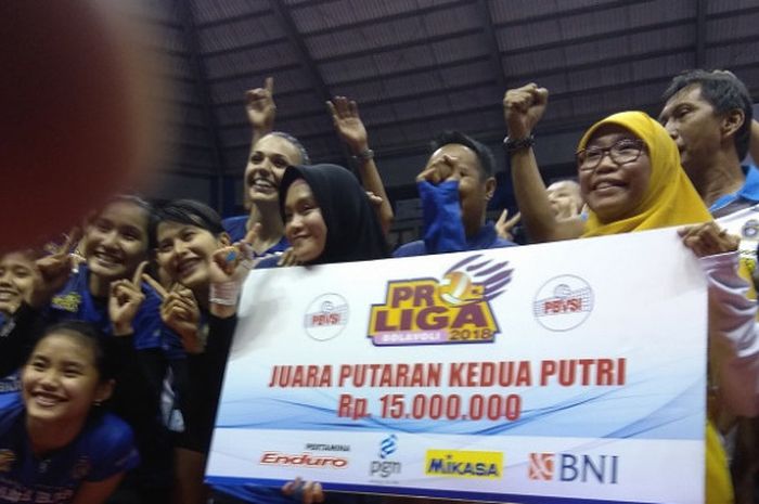 Bandung Bank BJB Pakuan berpose setelah menjadi juara putaran kedua Proliga 2018 di GOR Citra Arena, Bandung, Minggu (18/3/2018).