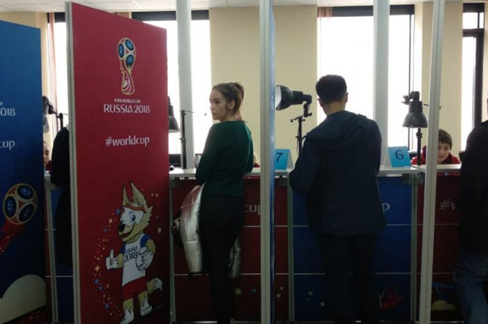 Suasana pengambilan akreditasi wartawan di Accreditation Center yang terletak di ring dalam Stadion Luzhniki, Moskwa, Sabtu (9/6/2018).