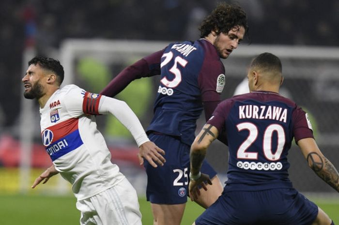  Gelandang Olympique Lyon, Nabil Fekir (kiri), jatuh di dekat bek Paris Saint-Germain, Layvin Kurzawa, dalam laga Liga Prancis di Stadion Groupama, Lyon, pada 21 Januari 2018. 