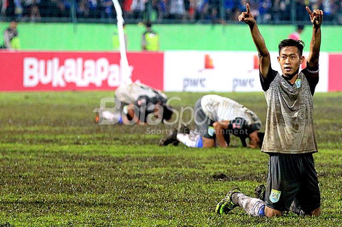 Bek Persela Lamongan, Ahmad Birrul Walidain, merayakan sukses timnya menahan imbang Arema FC dalam laga kedua Piala Presiden 2018 Grup E di Stadion Gajayana Malang, Jawa Timur, Sabtu (20/01/2018) malam.
