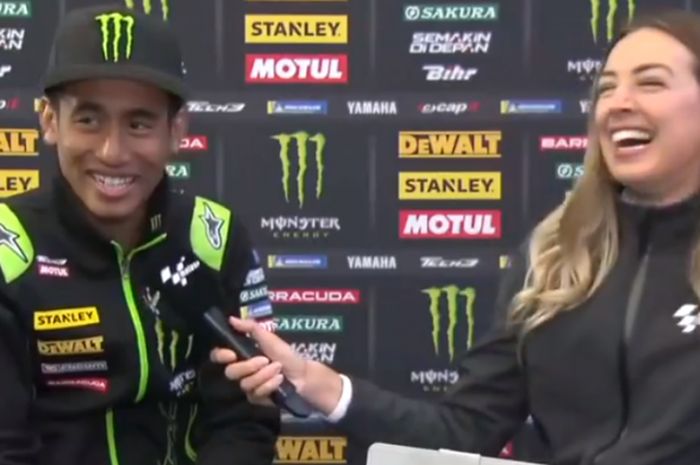  Pebalap Yamaha Tech3, Hafizh Syahrin, ketika diwawancarai oleh reporter MotoGP, Amy Dargan, mengenai persiapannya untuk seri balap MotoGP Spanyol, Kamis (17/5/2018). 