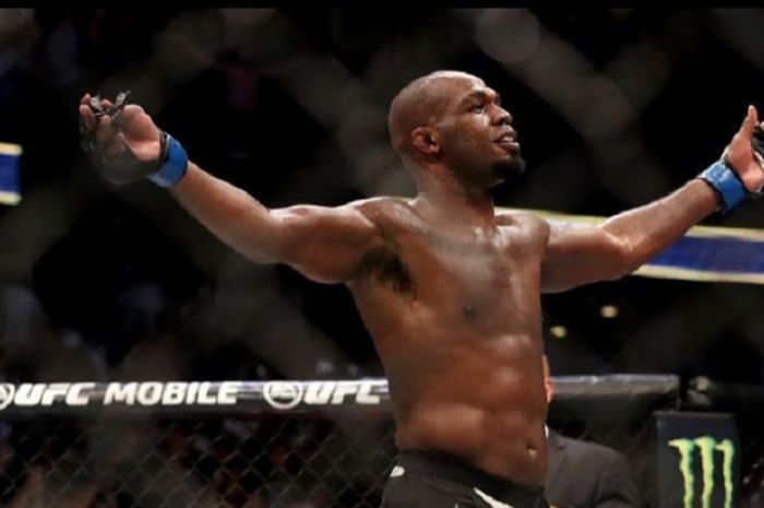 Jon Jones merayakan kemenangannya atas Daniel Cormier di UFC 214 pada Minggu, (30/7/2017) waktu Indonesia.