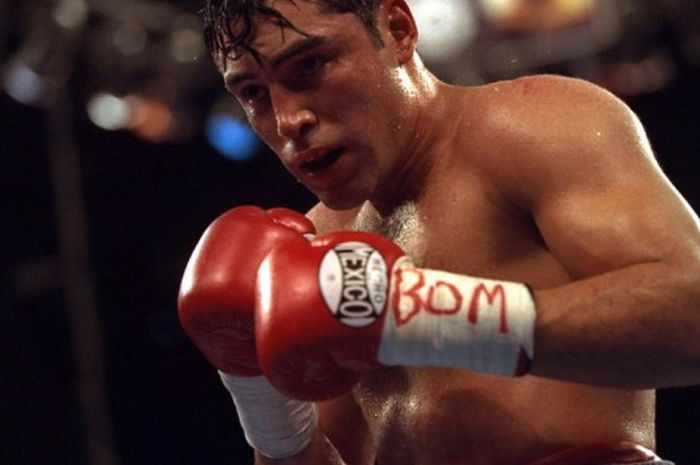 Mantan petinju dunia, Oscar De La HoYa, memberikan respons atas koreksi Floyd Mayweather.