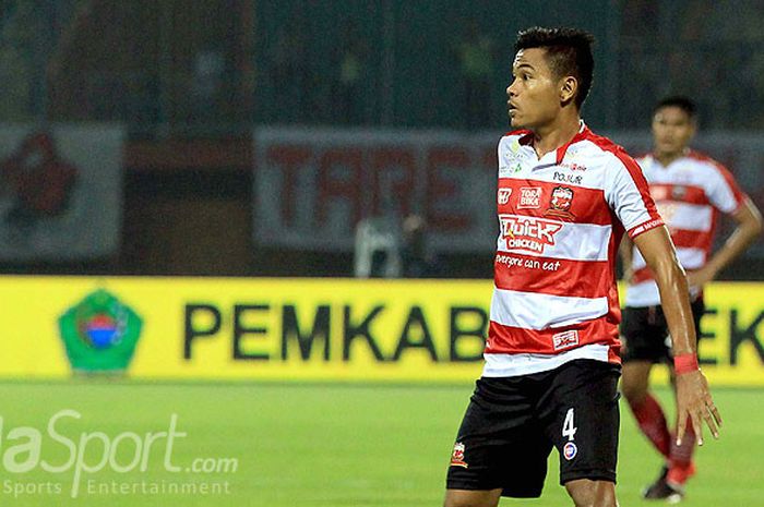 Gelandang Madura United, Asep Berlian, saat tampil melawan Barito Putera pada pekan 1 Liga 1 2018 di Stadion Gelora Ratu Pamellingan Pamekasan, Jawa Timur, Senin (26/03/2018) malam.