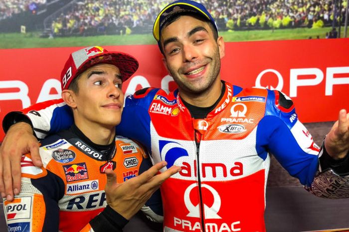 Marc Marquez dan Danilo Petrucci setelah sesi kualifikasi MotoGP Jerman di Sirkuit Sachsenring, Jerman, Sabtu (14/7/2018).