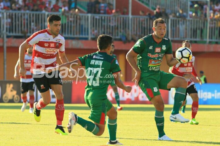  Fabiano Beltrame, Erwin Ramdani, dan Reinaldo Lobo pada laga pekan ke-14 Liga 1 antara Madura United kontra PSMS Medan di Stadion Gelora Ratu Pamelingan, Pamekasan, Minggu (8/7/2018).  