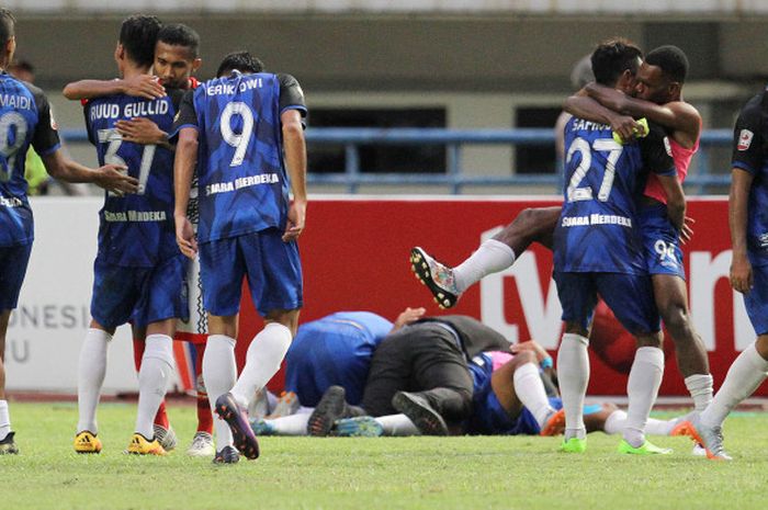 Pemain PSIS Semarang merayakan keberhasilan mereka mengalahkan Martapura dengan skor 6-4 pada pertandingan perebutan tempat ketiga Liga 2 di Stadion Gelora Bandung Lautan Api, Selasa (28/11/2017). Berkat kemenangan ini, PSIS mendapatkan tiket promosi ke Liga 1. 