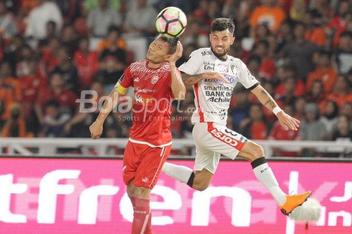 Gelandang Bali United, Stefano Lilipaly (kanan), berduel dengan bek Persija, Ismed Sofyan, pada laga final Piala Presiden 2018 di Stadion Utama GBK pada Sabtu (17/2/2018).