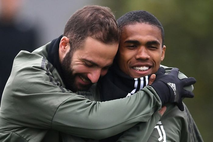 Pemain sayap Juventus, Douglas Costa (kanan) bersama striker Gonzalo Higuain dalam sebuah sesi latihan, 10 April 2018.