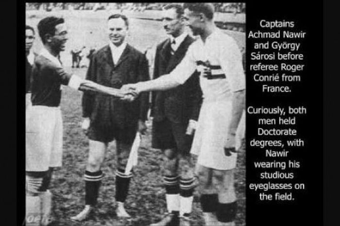 Kapten timnas Hindia Belanda dan Kapten Timnas Hungaria Bersalaman dalam Piala Dunia 1938