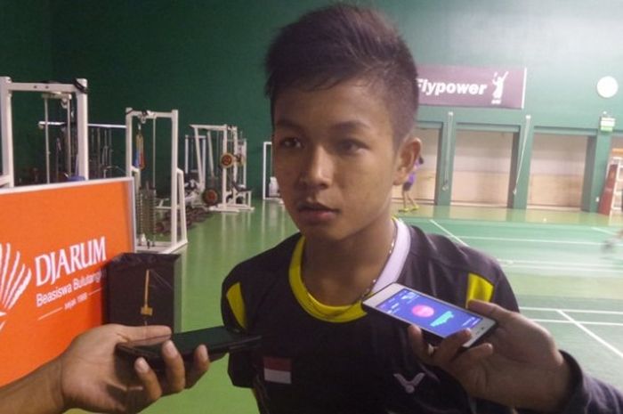 Tunggal putra Indonesia, Muhamad Akbar Firdaus, berpose usai meraih tiket final kategori U-15 Turnamen Blibli.com Badminton Asia U17 & U15 Junior Championships 2016 di GOR Jati, Kudus, Jawa Tengah, Sabtu (8/10/2/16).