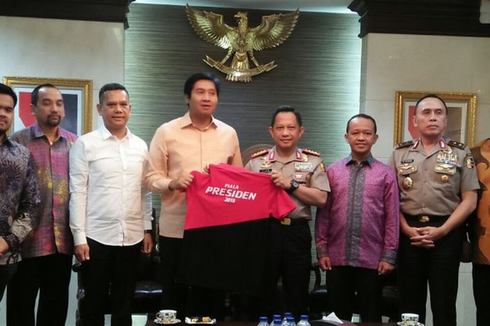 Steering Committee (SC), Maruarar Sirait (lima dari kanan), dan Organizing Committee (OC) Piala Presiden 2018 menggelar audensi dengan Kepala Kepolisian Republik Indonesia, Jenderal Tito Karnavian (empat dari kanan), di Mabes Polri, Jakarta, Senin (15/1/2018).