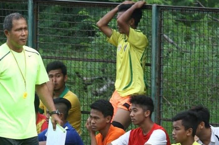 Pelatih sementara Persebaya, Ahmad Rosyidin dalam latihan timnya di lapangan Persebaya, Karangayam, Surabaya, Sabtu (28/1/2017) pagi. 