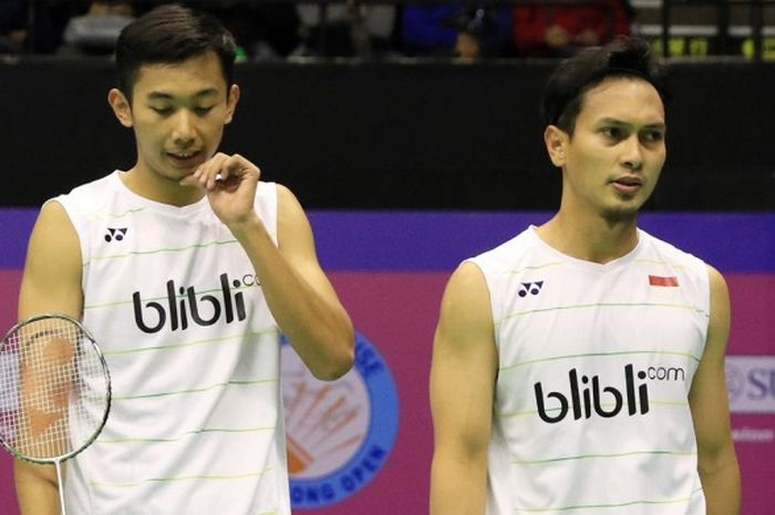 Pasangan ganda putra Indonesia, Mohammad Ahsan/Rian Agung Saputro, bereaksi saat menjalani pertandingan semifinal Hong Kong Terbuka melawan Mathias Boe/Carsten Mogensen (Denmark) di Hong Kong Coliseum, Kowloon, Hong Kong, Sabtu (26/11/2016).