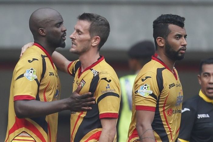 Mohamed Sissoko (kiri) merayakan gol Mitra Kukar ke gawang Persija Jakarta pada partai lanjutan Liga 1 di Stadion Patriot, Minggu (14/5/2017.