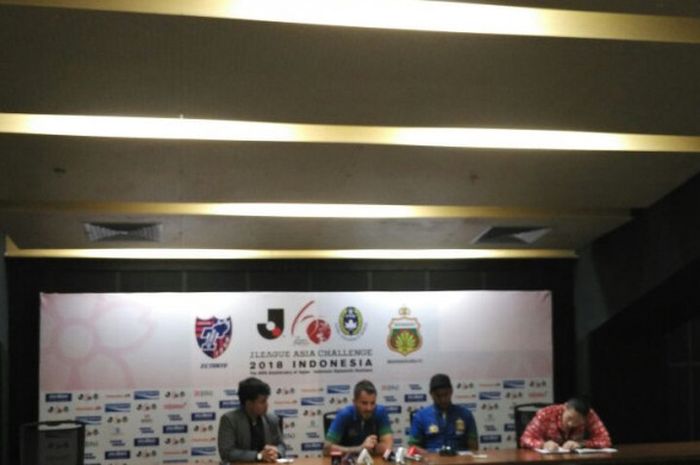 Pelatih Bhayangkara FC, Simon Mcmenemy, tengah memberikan pernyataan dalam sesi jumpa pers selepas laga persahabatan melawan FC Tokyo di Stadion Utama Gelora Bung Karno (SUGBK), Senayan, Jakarta, Sabtu (27/1/2018).