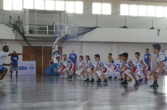 Pelatih Jr NBA asal Amerika Serikat, Chris Sumner, memimpin sesi latihan pagi anak-anak usia sekola 5-14 tahun di Intan Permata Hati (IPH) School, Surabaya, Jawa Timur, Sabtu (25/2/2017).