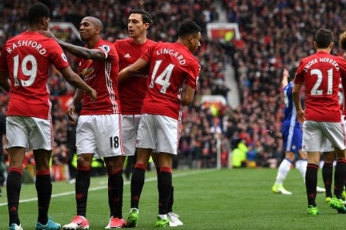 Penyerang Manchester United, Marcus Rashford, merayakan golnya ke gawang Chelsea bersama rekan-rekannya dalam duel Premier League di Old Trafford, Manchester, Inggris, pada 16 April 2017.