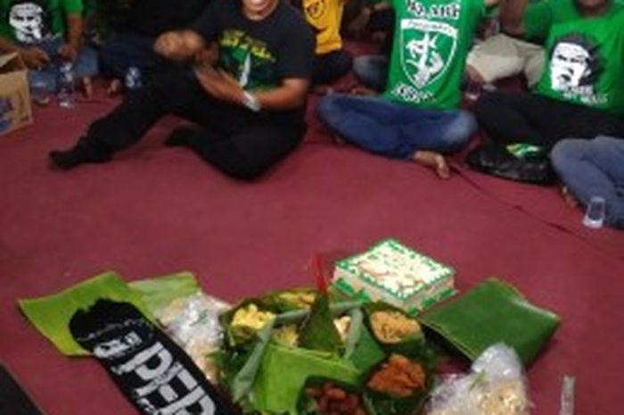 Ratusan Bonek menggelar syukuran dengan memotong tumpeng kembalinya Persebaya Surabaya di kompetisi resmi Indonesia di mess Persebaya, Rabu (7/9/2016).