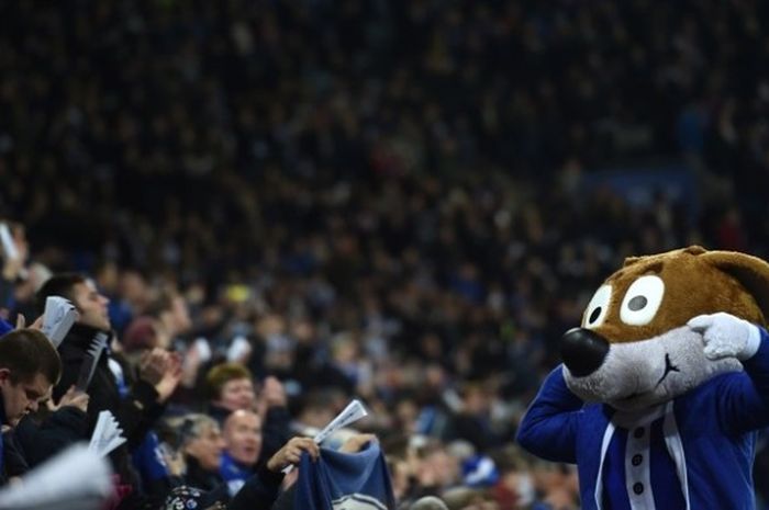 Penggemar Leicester City memberikan dukungan kepada klub tercinta saat menjamu Chelsea dalam laga Premier League di Stadion King Power, Leicester, Inggris, 14 Desember 2015.