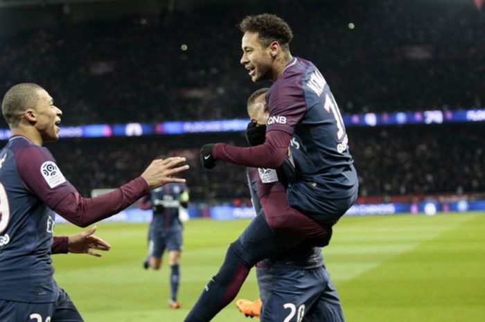 Bintang Paris Saint-Germain, Neymar (kanan), merayakan gol bunuh diri yang dicetak bek Olympique Marseille, Rolando, dalam laga Liga Prancis di Stadion Parc des Princes, Paris, pada 25 Februari 2018.