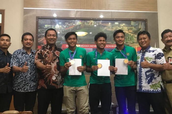 CEO PSIS Semarang, Yoyok Sukawi (dua dari kiri), bersama Ernando Ari Sutaryadi, Kartika Vedayanto, dan Amiruddin Bagus Kahfi saat bertemu di Balai Kota Semarang, Senin (13/8/2018).
