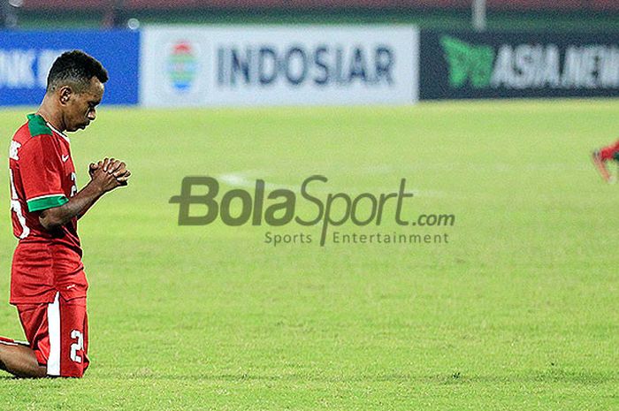    Penyerang Timnas U-19 Indonesia, Todd Rivaldo Ferre, merayakan gol dengan berdoa saat melawan Singapura pada laga Grup A Piala AFF U-19 2018 di Stadion Gelora Delta Sidoarjo, Jawa Timur, Selasa (03/07/2018) malam.   