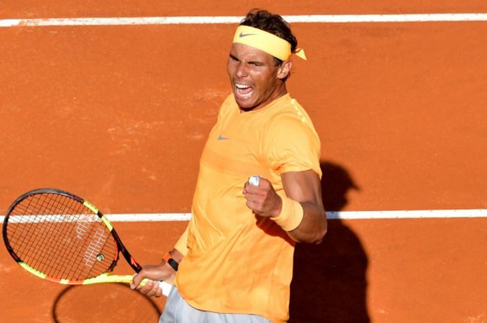 Petenis tunggal putra Spanyol, Rafael Nadal, melakukan selebrasi seusai memenangi laga melawan Novak Djokovic (Serbia) pada semifinal turnamen Italian Open di Foro Italico, Roma, Sabtu (19/5/2018).