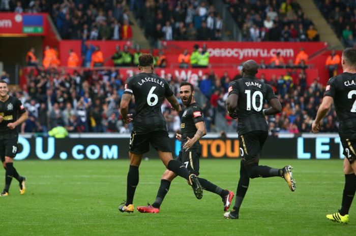 Bek Newcastle United, Jamaal Lascelles (kedua dari kiri), merayakan gol yang dia cetak ke gawang Swansea City dalam laga Liga Inggris di Stadion Liberty, Swansea, pada 10 September 2017.