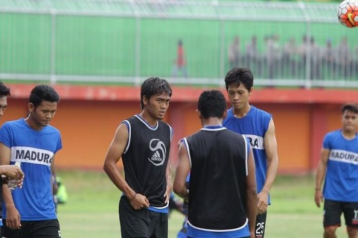 Para pemain Madura United dalam sebuah sesi pemanasan sebelum main pada fase penyisihan Piala Presiden di Stadion Gelora Ratu Pamelingan, Pamekasan. 