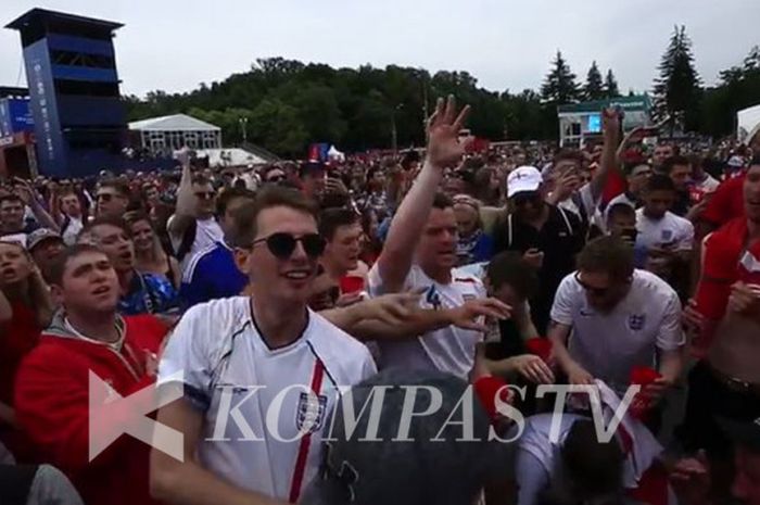 Fan Inggris mengekspresikan kegembiraannya di Fan Fest saat tim berjulukan The Three Lions berhasil menang 6-1 atas timnas Panama di Nizhny Novgorod Stadium, Minggu (24/6/2018) malam WIB.