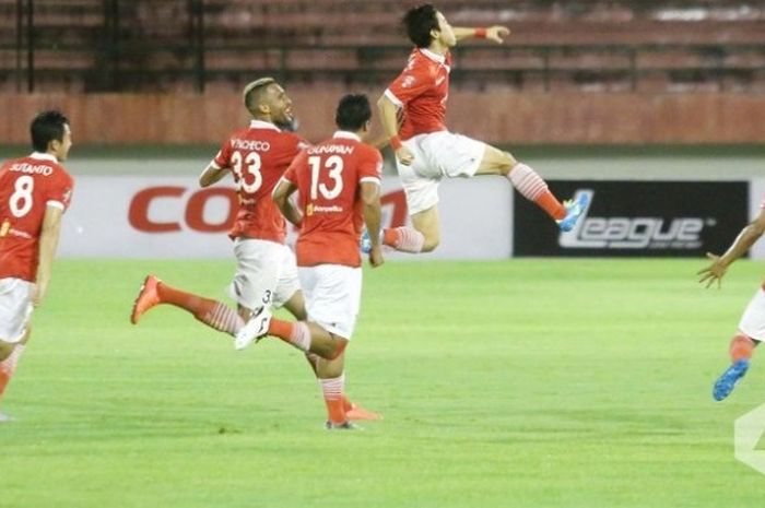 Para pemain Persija mengejar Hong Soon Hak (lompat) saat merayakan gol ke gawang Barito Putera di Stadion Manahan, Solo, Minggu (9/10/2016).
