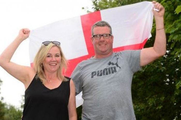 Pasangan fan timnas Inggris, Sue Potter dan Nick Hawley rela mengubah jadwal pernikahan mereka agar bisa menyaksikan timnas Inggris di Piala Dunia 2018.