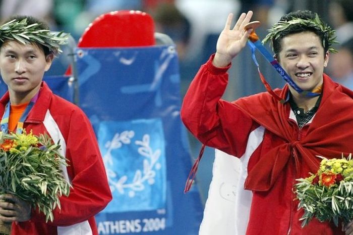 Pebulu tangkis tunggal putra Indonesia, Taufik Hidayat (kanan) dan Sony Dwi Kuncoro, bereaksi setelah penyerahan medali Olimpiade Athena 2004 di Goudi Olympic Hall, 21 Agustus 2004. Taufik meraih medali emas, sementara Sony mendapatkan medali perunggu.