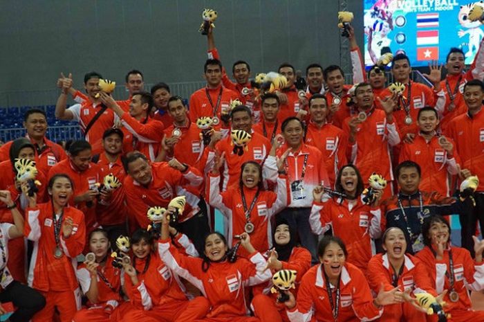 Timnas bola voli putra, putri Indonesia, pelatih, ofisial, dan Ketua Umum PP PBVSI  berpose dengan medali perak yang didapat pada SEA Games 2017 di Hall 1 MITEC, Kuala Lumpur, Minggu (27/8/2017).