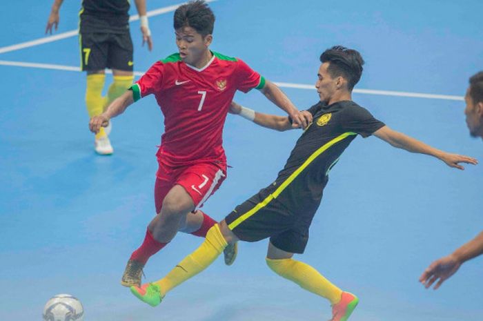 Indonesia bertanding melawan Malaysia pada cabang futsal di Shah Alam Panasonic Sports Conplex, Selasa (22/8/2017). 
