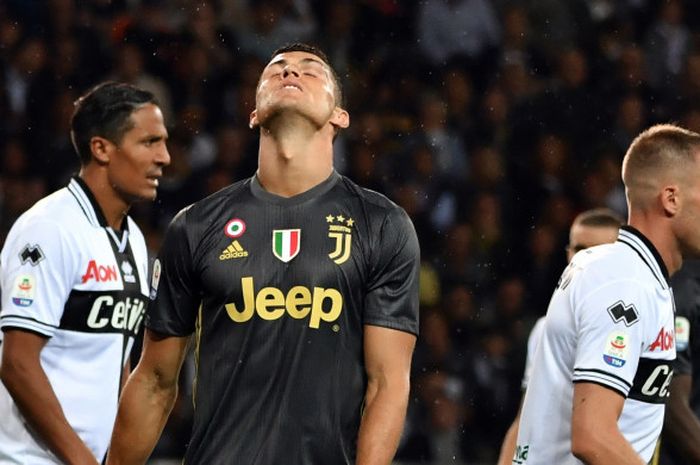  Penyerang Juventus, Cristiano Ronaldo, bereaksi setelah gagal mencetak gol dalam pertandingan Liga Italia melawan Parma, 1 September 2018 di Stadion Ennio Tardini. 