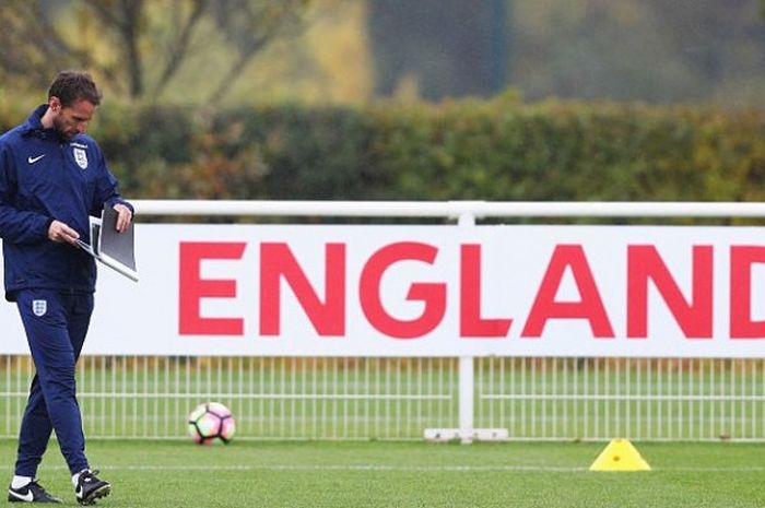 Pelatih sementara tim nasional Inggris, Gareth Southgate, dalam sesi latihan tim jelang pertandingan uji coba menghadapi Spanyol di Tottenham Hotspur Training Centre, Enfield, Inggris, pada 14 November 2016.