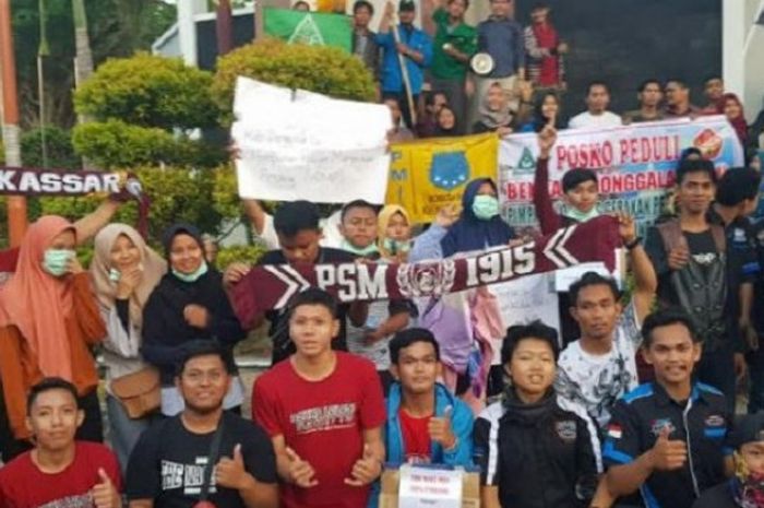 Suporter PSM Makassar menggelar aksi penggalangan dana untuk korban gempa dan tsunami  yang terjadi di Palu-Donggala, Sulawesi Utara, Jumat (28/9/2018)