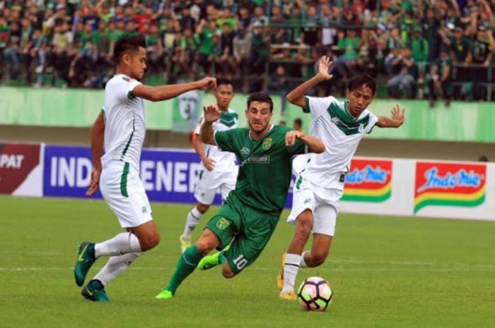 Pemain Persebaya Surabaya Robertino Pugliara dikepung dua pemain PSMS Medan M Robi dan Amarzukih