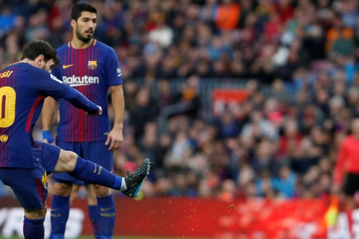Megabintang FC Barcelona, Lionel Messi, mencetak gol dari tendangan bebas dalam laga Liga Spanyol kontra Atletico Madrid di Stadion Camp Nou, Barcelona, pada 4 Maret 2018.
