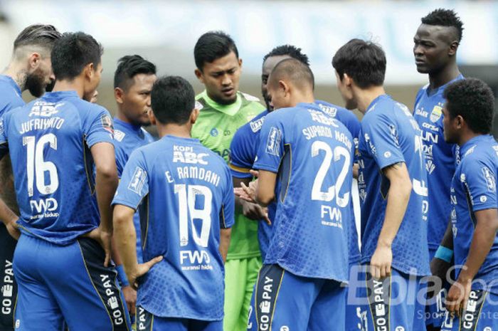   Skuad Persib Bandung saat melawan Sriwijaya FC  dalam pertandingan perdana Grup A Piala Presiden 2018 di Stadion Gelora Bandung Lautan Api, Bandung, Selasa (16/1/2018).     