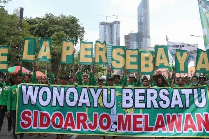 Aksi Bonek dalam Bela Persebaya di jalanan protokol Kota Surabaya berlangsung aman dan tertib pada Senin (26/12/2016) siang. 