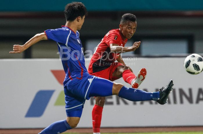 Penampilan gelandang tim nasional U-23 Indonesia, Irfan Jaya, dalam pertandingan Grup A cabang sepak bola Asian Games 2018 melawan Taiwan di Stadion Patriot, Minggu (12/8/2018). 