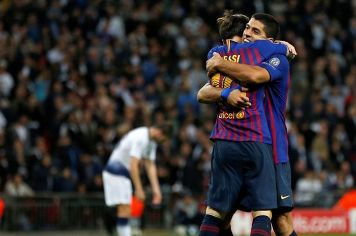 Megabintang FC Barcelona, Lionel Messi, merayakan golnya dengan memeluk Luis Suarez dalam laga Grup B Liga Champions melawan Tottenham Hotspur di Stadion Wembley, London, Inggris pada 3 Oktober 2018.