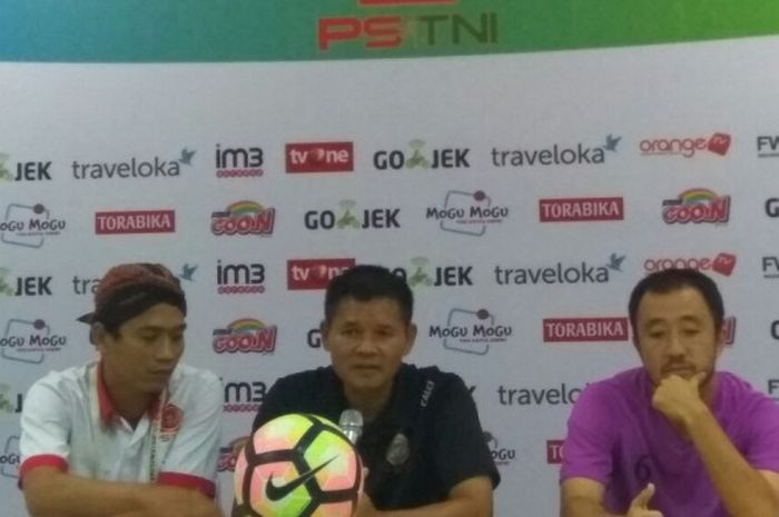Pelatih dan pemain Sriwijaya FC, Hartono Ruslan (tengah) dan Yu Hyun-Goo (kanan), memberikan keterangan pers usai ditaklukkan PS TNI, Rabu (25/10/2017).