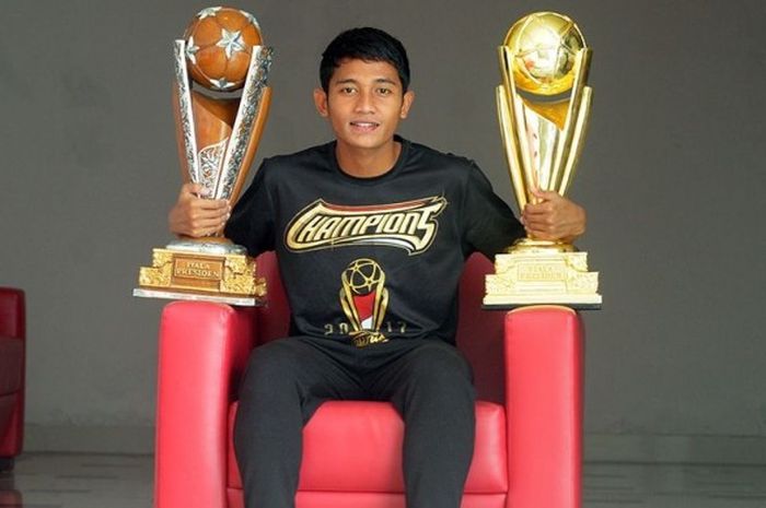Pose pemain Arema FC, Nasir, dengan trofi Piala Presiden 2017 seusai kemenangan 5-1 Arema atas Pusamania Borneo FC di final Piala Presiden 2017, Minggu (12/3/2017).