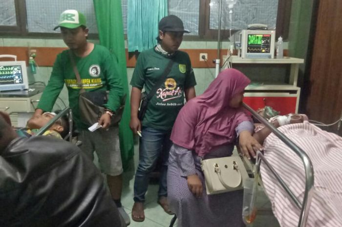 Bonek yang menjadi korban perampasan di bypass Krian oleh oknum tidaj bertanggung jawab usai mengawal laga perdana Persebaya Surabaya kontra Perseru Serui, Minggu (25/3/2018).