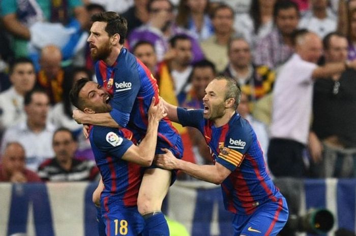 Ikon FC Barcelona, Lionel Messi (tengah), melakukan selebrasi bersama Andres Iniesta (kanan) dan Jordi Alba setelah menjebol gawang Real Madrid dalam pertandingan La Liga di Stadion Santiago Bernabeu, Madrid, Spanyol, pada 23 April 2017.